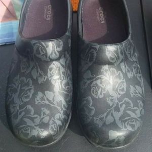 Crocs nursing shoes black floral womens 7